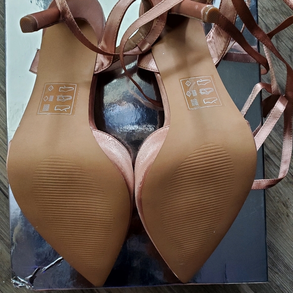 Asks Pumps - Picture 3 of 3